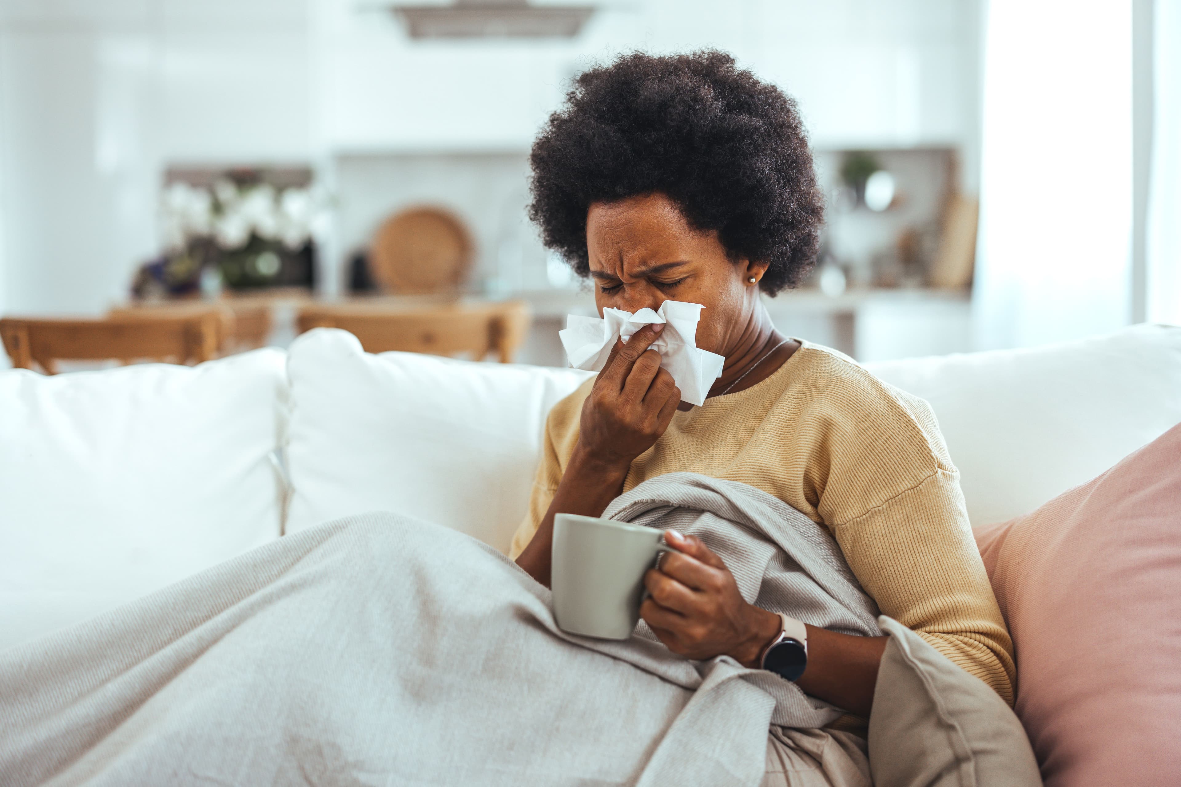 woman experiencing flu symptoms representing early detection through AI-supported diagnosis